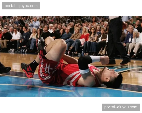 火箭防守篮板保护体系稳固 但退防速度不足被热火多次打反击 火箭防守篮板保护体系稳固 但退防速度不足被热火多次打反击